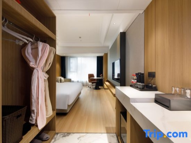 Deluxe Double room with city view