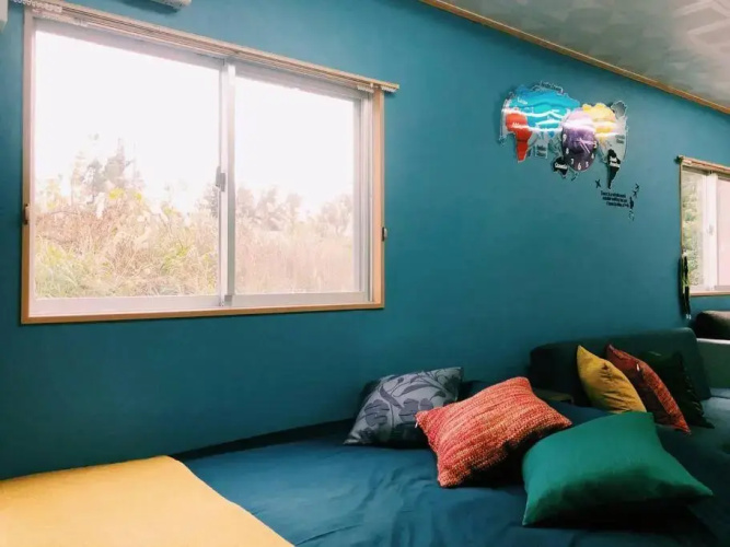 【フォレストヴィラ】恩納村／海まで徒歩圏内／リフォーム済2階建／カラーを楽しむお部屋と風を感じるテラス