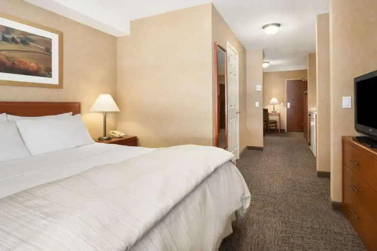 Days Inn & Suites Cochrane