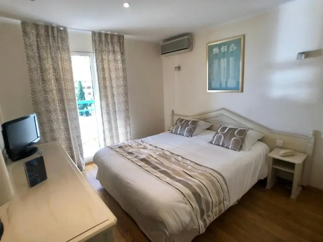 Standard Double room with partial sea view