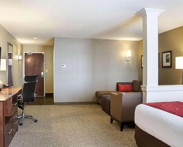 Suite with city view