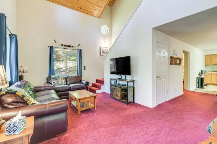 Hike, Swim, Golf: Family Retreat in Arnold!