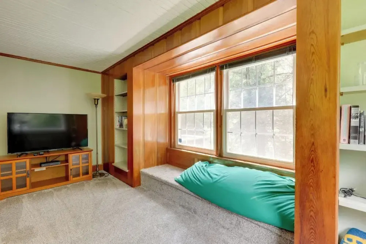 Franconia Escape on Half Acre w/ Fire Pit & Deck!