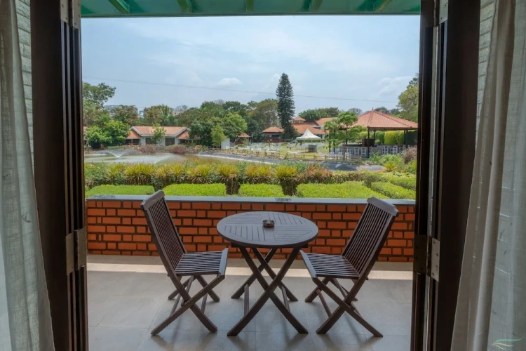 Deluxe room with balcony and with lake view