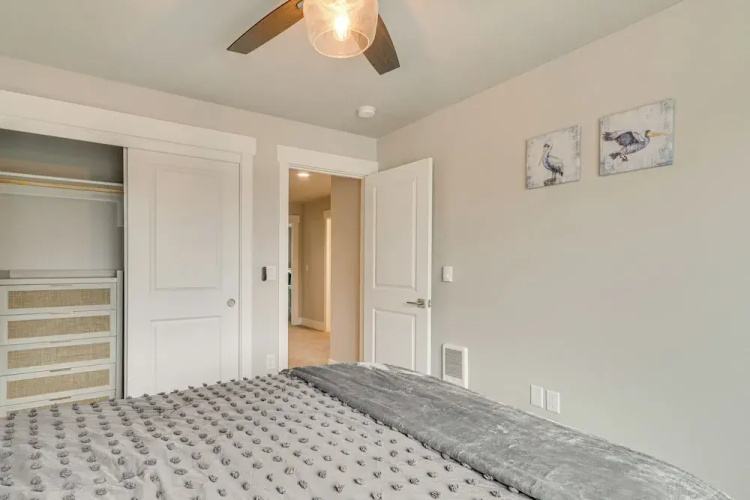 Columbia River Views: Spacious Hammond Getaway!