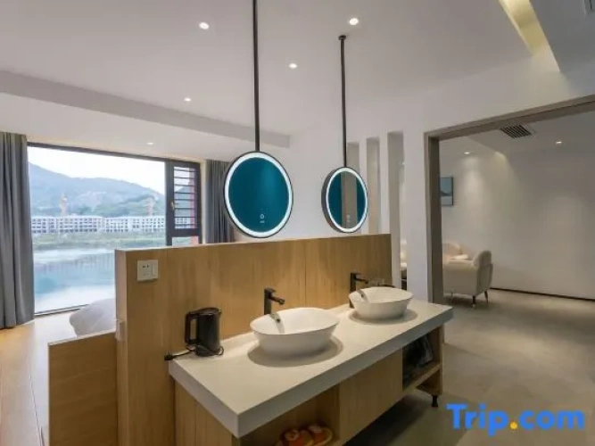 Premier Quadruple Suite with balcony and with river view