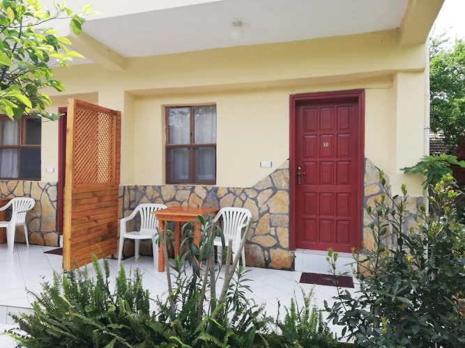 1 Bedroom Standard Double room with garden view