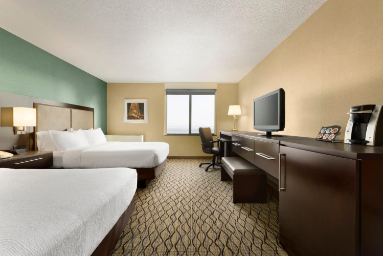 Standard Quadruple room with city view