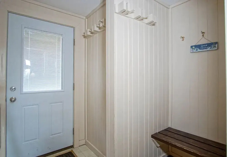 2 Br: Powderidge17: Slope Side on the Shuttle Route-clean and Spacious!