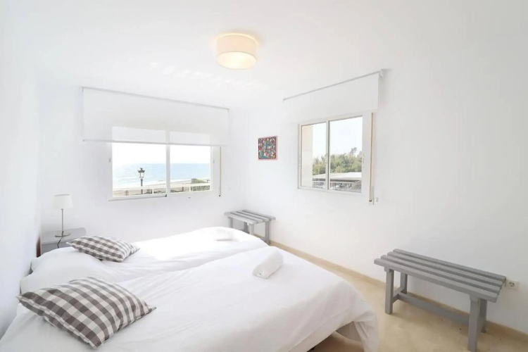 Amazing 3bedroom flat with seafront views & pool by SharingCo