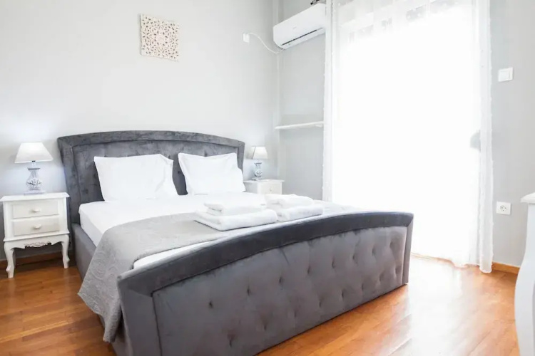 Modern apt with Increbilbe Athens Views