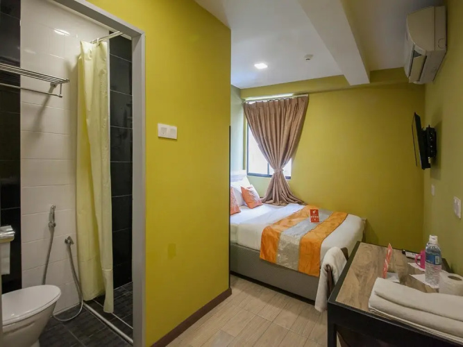 OYO 228 Basic Hotel