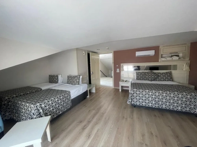 Deluxe Quadruple room with balcony