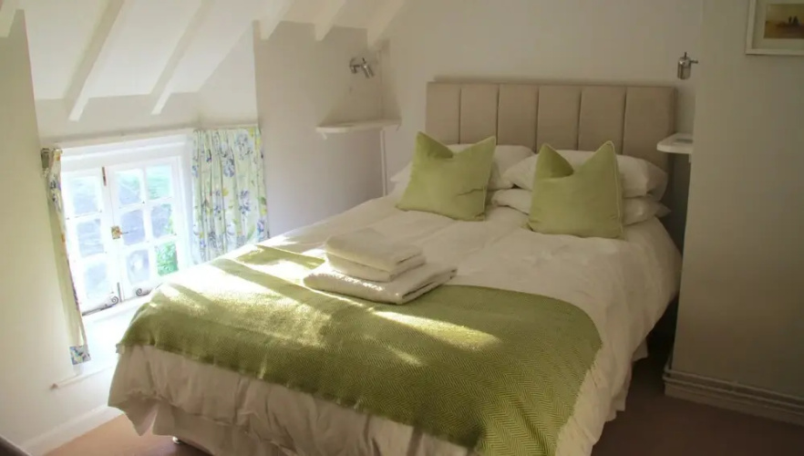 Stunning 3-bed Thatched Cottage in Dorset