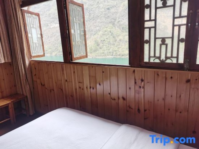 Standard Twin room with river view