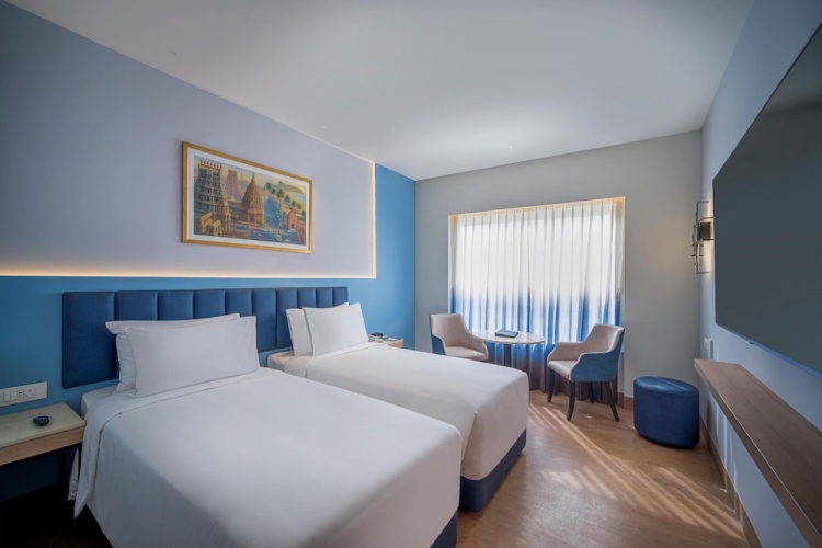 Deluxe Twin room with pool view