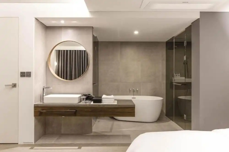 H hotel