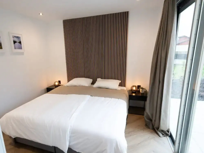 Deluxe Canal-side Stay