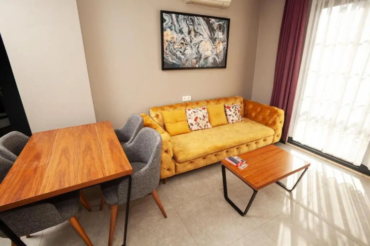 1 Room, Luxury shared pool apartment