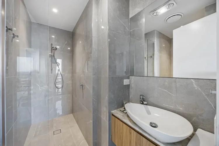 Waterfront 2-bed Oasis - Pool, Steam, Jacuzzi, Gym