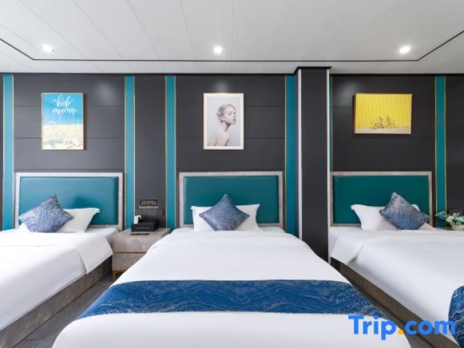 Deluxe Triple room with city view