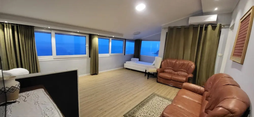 Jon rooms