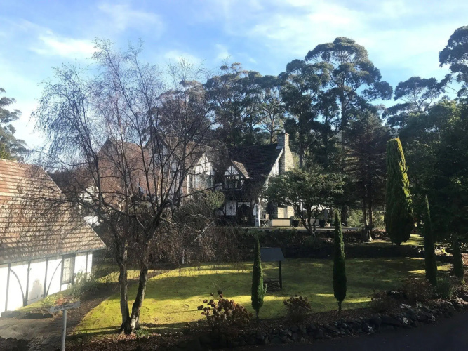 The Fox and Hounds Historic Hotel