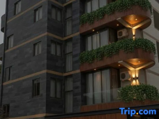Kurti Hotel - Golem