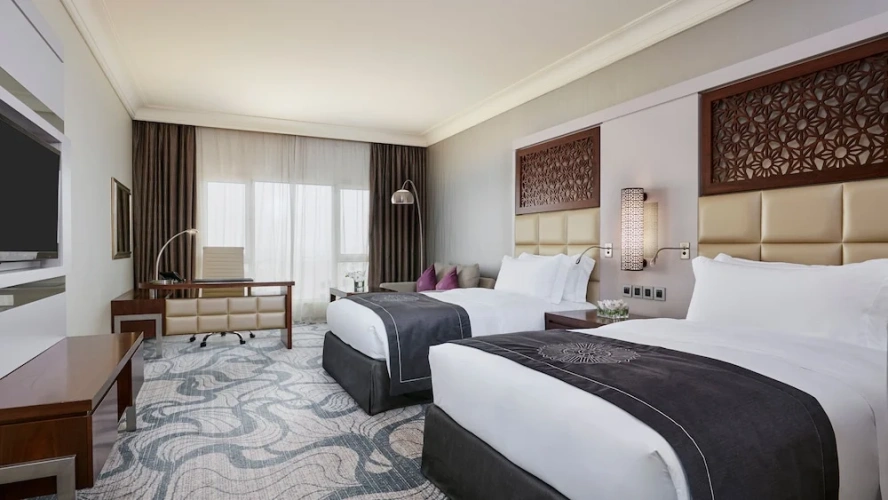 Classic Twin Club room with city view