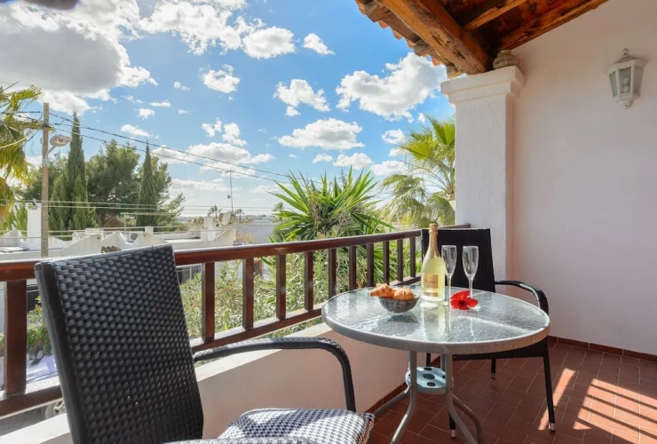 4 Bedrooms Villa