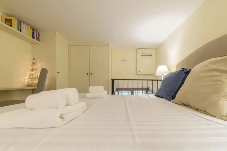 iFlat Yellow Monti Studio Apartment