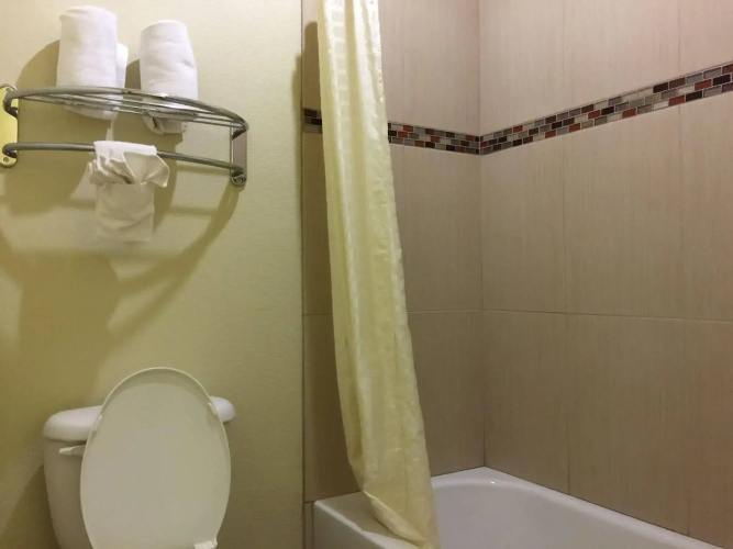 Pearsall Inn & Suites