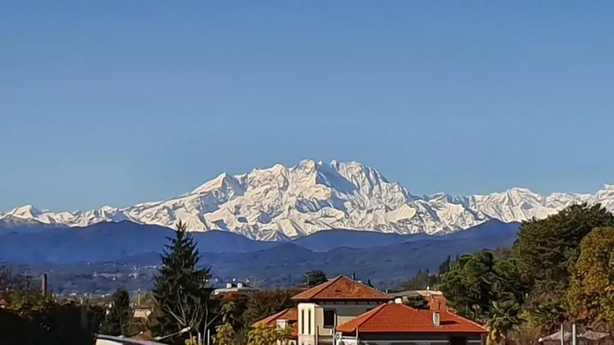 Apartment with mountain view