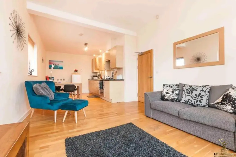 Smythen St, 2 bed apartment with balcony