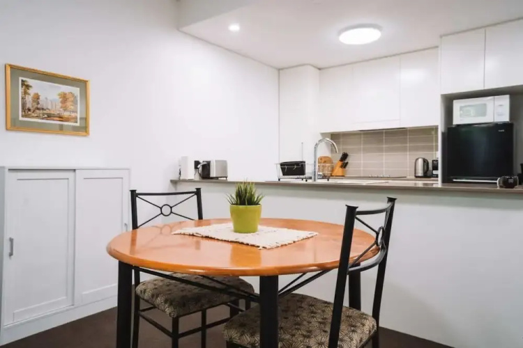 Comfy 1-bed With Spacious Courtyard & Parking