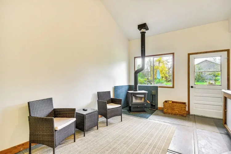 Modern Home w/ Spacious Yard in Beaverton!