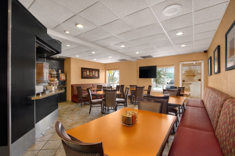 Super 8 by Wyndham Calgary Shawnessy Area photo 23