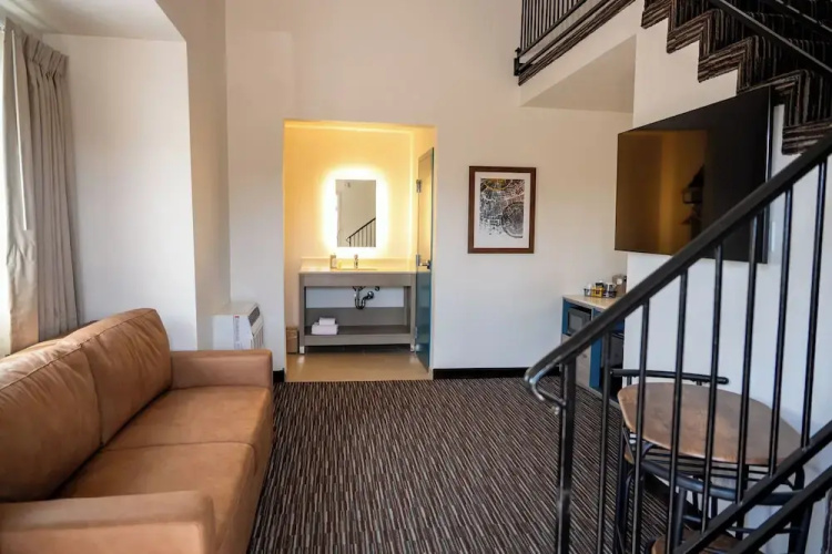 Lemon Heights Inn