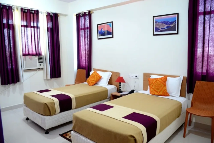 2 Bedrooms Standard Quadruple Family room with city view
