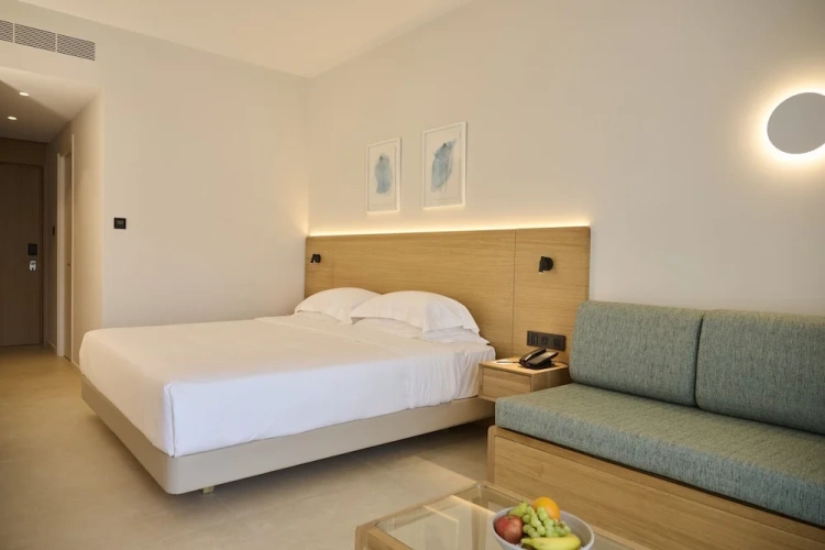 Deluxe room with balcony and with partial sea view
