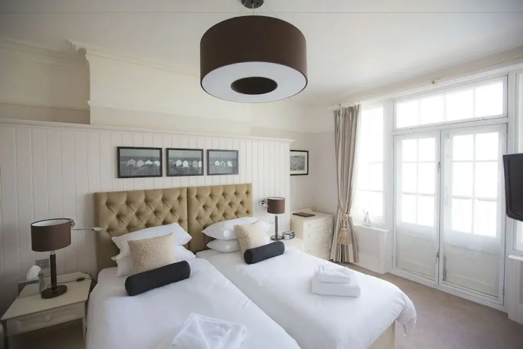 Marine Hotel
