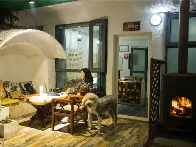 Sanyueshe Theme Inn