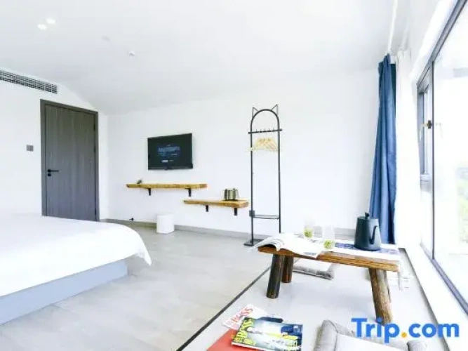 Deluxe Family Suite with lake view