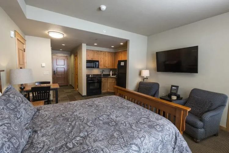 Morning Eagle 410 Hotel Room