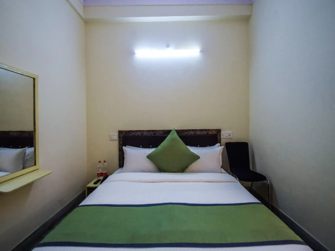 OYO 15212 Hotel Seema