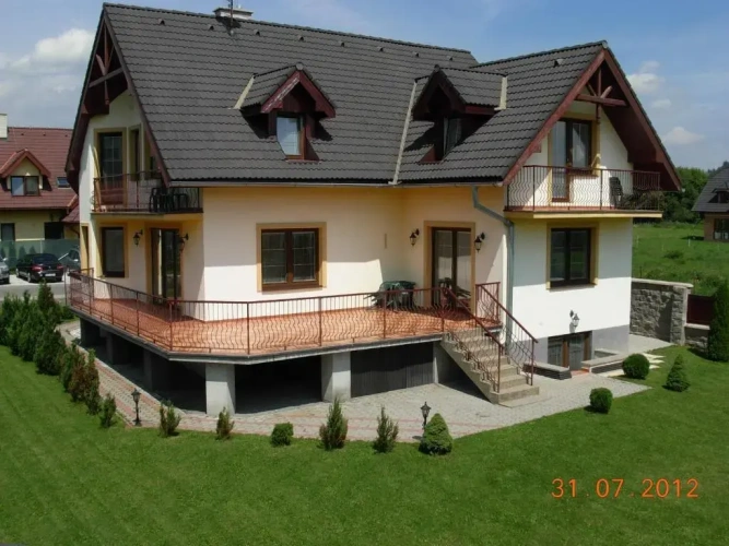 5 Bedrooms Villa