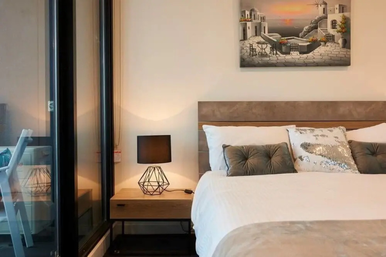 Panoramic Melbourne Views from Stylish Apartment