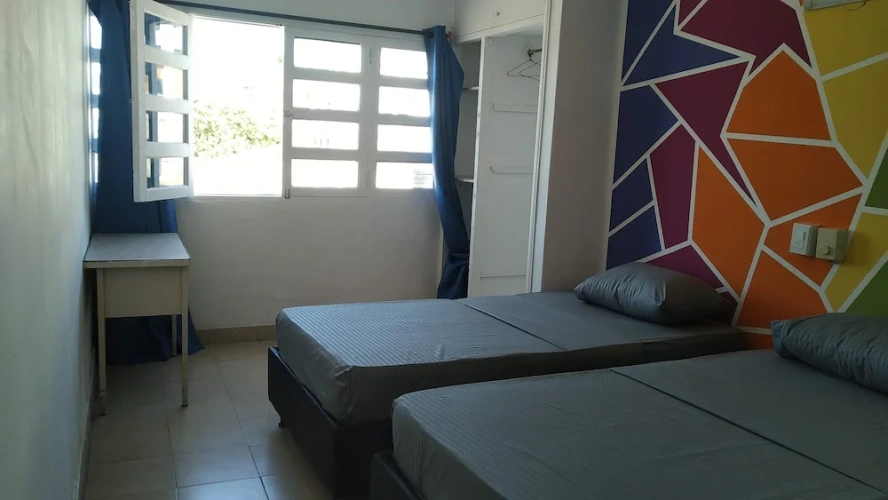 Standard Twin room with partial ocean view