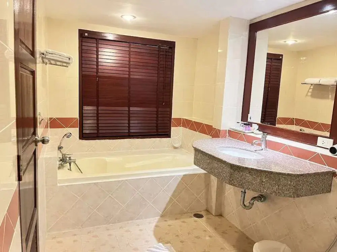 B Buri Hotel