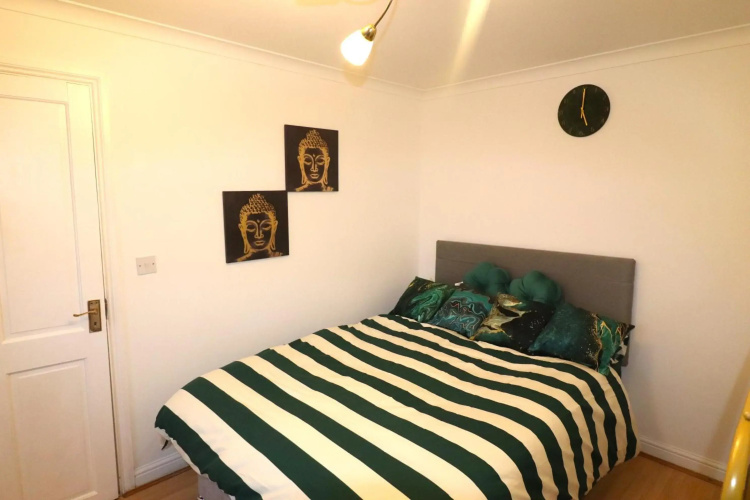 Large Studio Flat - Dartford Town Centre